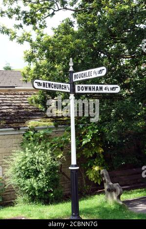 Old Cast Iron Road segnale di traffico per Newchurch, Roughlee & Downham nel villaggio di Barley, Pendle, Lancashire, Inghilterra, Regno Unito. Foto Stock