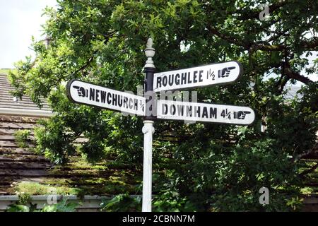 Old Cast Iron Road segnale di traffico per Newchurch, Roughlee & Downham nel villaggio di Barley, Pendle, Lancashire, Inghilterra, Regno Unito. Foto Stock