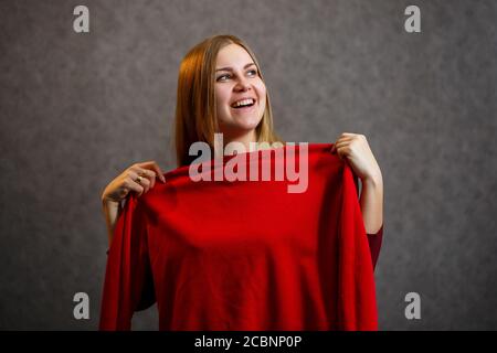 bella ragazza cerca su un maglione rosso Foto Stock