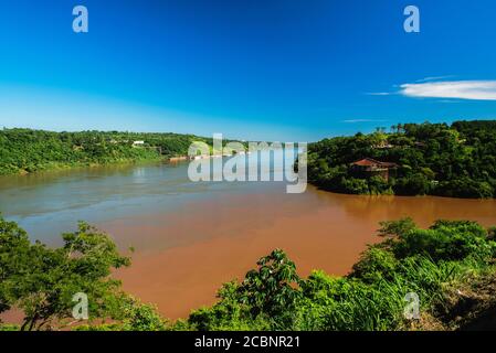 Zona a tre frontiere, lungo la confluenza tra Paraguay, Argentina e Brasile, dove convergono i fiumi Iguazu e Parana, Iguazu, Argentina Foto Stock