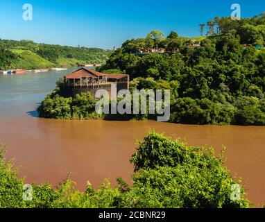 Zona a tre frontiere, lungo la confluenza tra Paraguay, Argentina e Brasile, dove convergono i fiumi Iguazu e Parana, Iguazu, Argentina Foto Stock