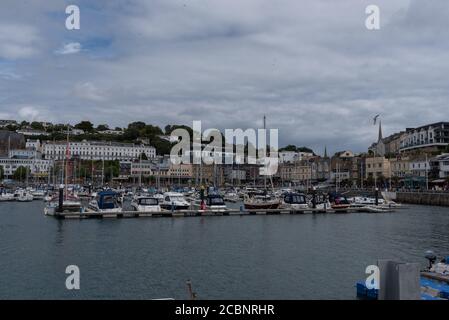 Porto di Torquay in una giornata nuvolosa e luminosa Foto Stock