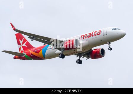 Air Malta Airbus A320 jet Airliner atterra all'aeroporto di Londra Heathrow, Regno Unito, durante la pandemia di Coronavirus COVID-19. Volo KM100 da Luqa Foto Stock