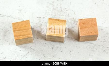 Tre cubi di legno vuoti sulla lavagna bianca Foto Stock