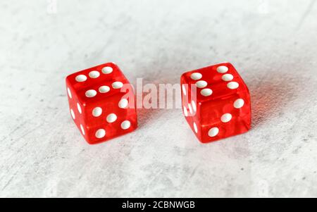 Due dadi rosso-craps traslucidi su tavola bianca con boxcar O mezzanotte (numero doppio 6) Foto Stock