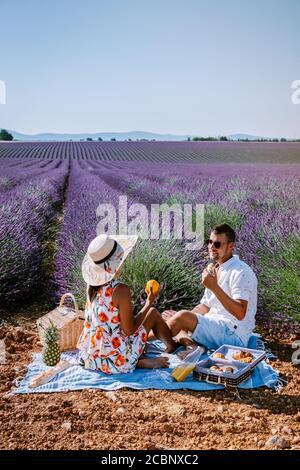 Coppia uomini e donne in vacanza nei campi di lavanda provenza, Provenza, campo di lavanda Francia, altopiano di Valensole, campo colorato di Lavanda Foto Stock