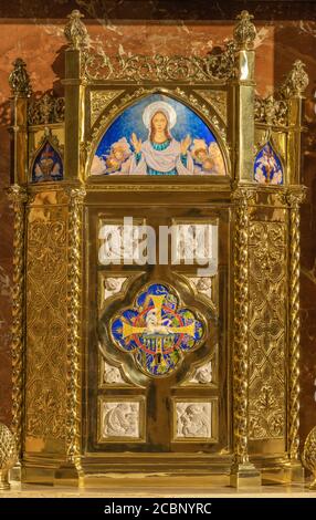 BARCELLONA, SPAGNA - 3 MARZO 2020: Il moderno Agnello smaltato di Dio e la Vergine Maria sul tabernacolo nella chiesa Parroquia de la Mare de Deu de Nuria Foto Stock