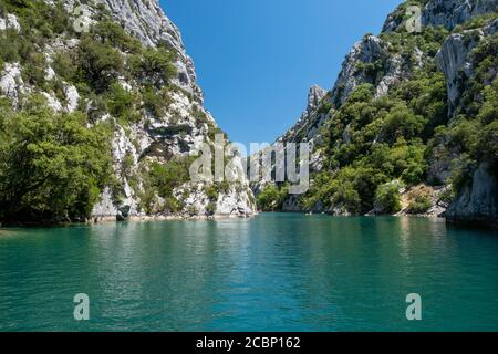 Vista sulle rocce rocciose della gola di Verdon al lago di Sainte Croix, Provenza, Francia, vicino Moustiers Sainte Marie, dipartimento Alpi dell'alta Provenza Foto Stock