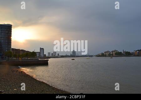 Il Tamigi si affaccia ad ovest da Greenwich, vicino al ristorante Cutty Sark e Oystercatcher. La sera di un giorno caldo e tempestoso in agosto, nuvoloso Foto Stock