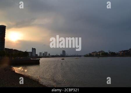 Il Tamigi si affaccia ad ovest da Greenwich, vicino al ristorante Cutty Sark e Oystercatcher. La sera di un giorno caldo e tempestoso in agosto, nuvoloso Foto Stock