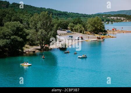 Vista sulle rocce rocciose della gola di Verdon al lago di Sainte Croix, Provenza, Francia, vicino Moustiers Sainte Marie, dipartimento Alpi dell'alta Provenza Foto Stock