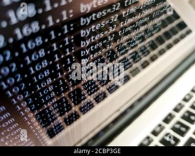 Schermo LCD del computer con ping multipli. Concetto di attacco di virus e DDOS Foto Stock