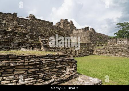 L'Acropoli di Tonina è costruita su sette terrazze sopra la piazza principale, che si eleva ad un'altezza di 243 piedi, o 74 metri. Le rovine della città Maya di Foto Stock