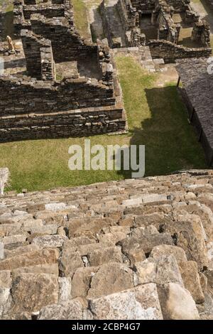 Guardando giù le scale molto ripide della piramide più alta nelle rovine Maya di Tonina, vicino a Ocosingo, Messico. Foto Stock