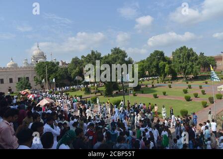 Un gran numero di pakistani che si godono e festeggiano il 14 agosto durante le celebrazioni che segnano la Giornata dell'Indipendenza del Pakistan (Giornata Nazionale) al Greater Iqbal Park di Lahore. Mentre la nazione comincia a prepararsi a celebrare la 73a Giornata dell'Indipendenza del Pakistan in modi adatti. Inoltre, i veicoli potrebbero essere visti su strade dipinte con bandiere nazionali, che mostra l'entusiasmo della gente per commemorare il giorno dell'Indipendenza del paese. La celebrazione annuale è ogni 14 agosto. Il paese ottenne la sua indipendenza dal dominio britannico il 14 agosto 1947. Durante il Foto Stock