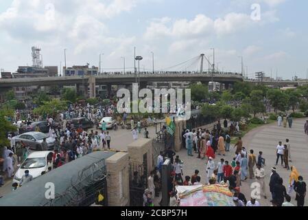 Un gran numero di pakistani che si godono e festeggiano il 14 agosto durante le celebrazioni che segnano la Giornata dell'Indipendenza del Pakistan (Giornata Nazionale) al Greater Iqbal Park di Lahore. Mentre la nazione comincia a prepararsi a celebrare la 73a Giornata dell'Indipendenza del Pakistan in modi adatti. Inoltre, i veicoli potrebbero essere visti su strade dipinte con bandiere nazionali, che mostra l'entusiasmo della gente per commemorare il giorno dell'Indipendenza del paese. La celebrazione annuale è ogni 14 agosto. Il paese ottenne la sua indipendenza dal dominio britannico il 14 agosto 1947. Durante il Foto Stock