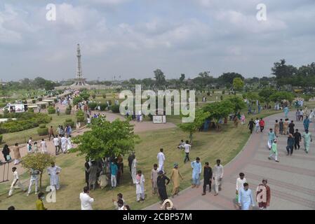 Un gran numero di pakistani che si godono e festeggiano il 14 agosto durante le celebrazioni che segnano la Giornata dell'Indipendenza del Pakistan (Giornata Nazionale) al Greater Iqbal Park di Lahore. Mentre la nazione comincia a prepararsi a celebrare la 73a Giornata dell'Indipendenza del Pakistan in modi adatti. Inoltre, i veicoli potrebbero essere visti su strade dipinte con bandiere nazionali, che mostra l'entusiasmo della gente per commemorare il giorno dell'Indipendenza del paese. La celebrazione annuale è ogni 14 agosto. Il paese ottenne la sua indipendenza dal dominio britannico il 14 agosto 1947. Durante il Foto Stock