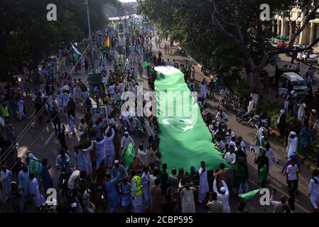 Lahore, Pakistan. 14 agosto 2020. Khadim Hussain Rizvi leader di un gruppo religioso Tehreek-e-Labaik Pakistan (TLP) un partito politico religioso duro, rivolto ai sostenitori durante un raduno per celebrare la Giornata dell'Indipendenza del Pakistan a Lahore. Mentre la nazione celebra la 73esima Giornata dell'Indipendenza del Pakistan in modi adfiammenti, inoltre, i veicoli potrebbero essere visti sulle strade dipinte con i colori della bandiera nazionale, che mostra l'entusiasmo della gente per commemorare la Giornata dell'Indipendenza del paese. La celebrazione annuale è ogni 14 giorni di agosto. Credit: Pacific Press Media Production Corp./Alamy Live News Foto Stock