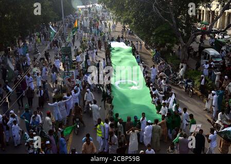 Lahore, Pakistan. 14 agosto 2020. Khadim Hussain Rizvi leader di un gruppo religioso Tehreek-e-Labaik Pakistan (TLP) un partito politico religioso duro, rivolto ai sostenitori durante un raduno per celebrare la Giornata dell'Indipendenza del Pakistan a Lahore. Mentre la nazione celebra la 73esima Giornata dell'Indipendenza del Pakistan in modi adfiammenti, inoltre, i veicoli potrebbero essere visti sulle strade dipinte con i colori della bandiera nazionale, che mostra l'entusiasmo della gente per commemorare la Giornata dell'Indipendenza del paese. La celebrazione annuale è ogni 14 giorni di agosto. Credit: Pacific Press Media Production Corp./Alamy Live News Foto Stock