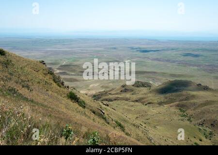 Kakheti, Georgia - Azerbaigian Vista dal complesso del monastero di David Gareja, un famoso sito storico a Kakheti, Georgia. Foto Stock