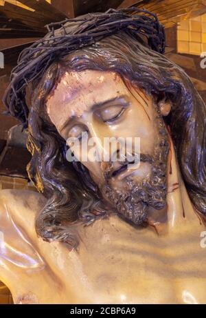 BARCELLONA, SPAGNA - 3 MARZO 2020: Il dettaglio della statua scolpita di Gesù sulla croce nel chruch Santuari de la Mare de Deu del Carme (carmelitani). Foto Stock