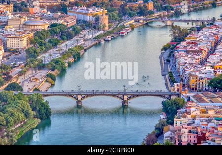 Vista aerea dei ponti di Triana (primo piano) e San Telmo (sfondo) sul fiume Guadalquivir, Siviglia, Spagna. Panorama verticale ad alta risoluzione. Foto Stock