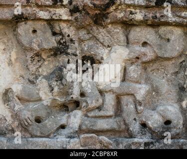 Statue di stucco scolpite nel Tempio degli affreschi nelle rovine della città maya di Tulum sulla costa del Mar dei Caraibi. Parco Nazionale di Tulum Foto Stock