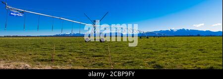 Scene della campagna neozelandese: Irrigazione infrastrutture: Irrigatori, irroratori, irrigatori, razze d'acqua, cancelli di controllo, alesaggi, ecc. Foto Stock