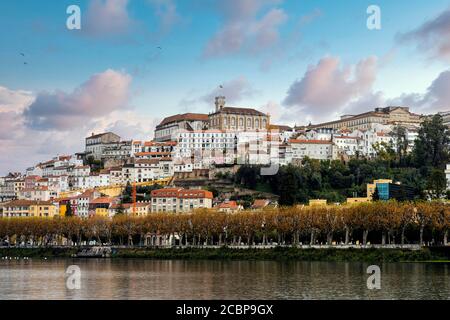 Paesaggio urbano di Coimbra con il fiume Mondego al tramonto, Portogallo Foto Stock