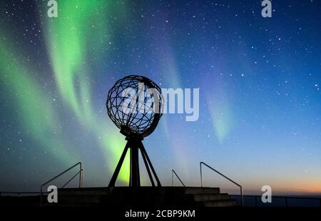 Globo d'acciaio a Capo Nord con luci a nord, Finnmark, Norvegia Foto Stock