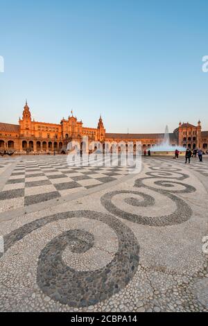 Pavimento pavimentato artisticamente, Plaza de Espana alla luce della sera, Siviglia, Andalusia, Spagna Foto Stock