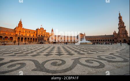 Pavimento pavimentato artisticamente, Plaza de Espana alla luce della sera, Siviglia, Andalusia, Spagna Foto Stock