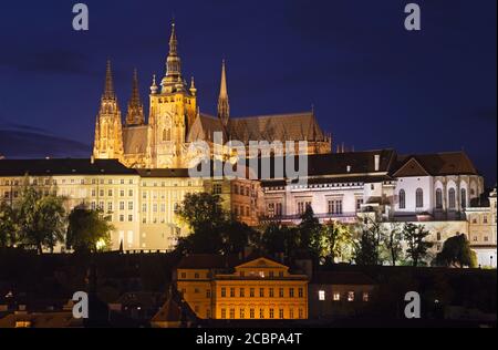 Praga - il Castello e la cattedrale di San Vito al tramonto. Foto Stock