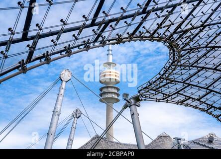 Torre olimpica con tetto a tenda olimpica, parco olimpico, campi olimpici, Monaco, alta Baviera, Baviera, Germania Foto Stock