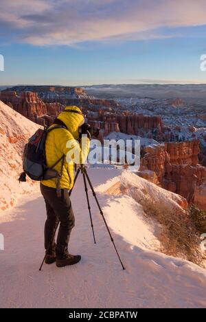 Tourist scattare foto, formazione rocciosa Thors Hammer, mattina luce, alba, bizzarro paesaggio di roccia nevosa con hoodoos in inverno, Navajo Loop Trail Foto Stock