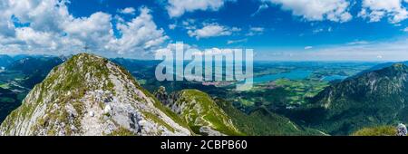 Panorama da Saeuling, 2047 m, al Tannheimer Berge, Vils, nel distretto di Reutte in Tirolo, Austria, così come Falkensteinkamm, Weissensee Foto Stock