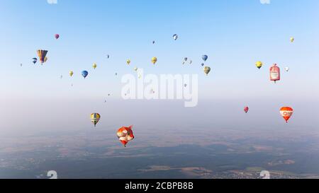 Innumerevoli palloncini ad aria calda in diversi colori e forme, serata foschia, massa di partenza, Warsteiner International Montgolfiade, vista aerea, Warstein Foto Stock