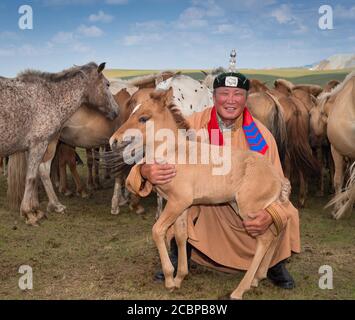 Pastore con il nemico davanti al suo gregge, Erdenet City, Bulgan Aimag, Mongolia Foto Stock