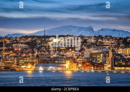 Vista sul porto e la città al tramonto, notte polare, inverno, Tromsoe, Troms, Norvegia Foto Stock