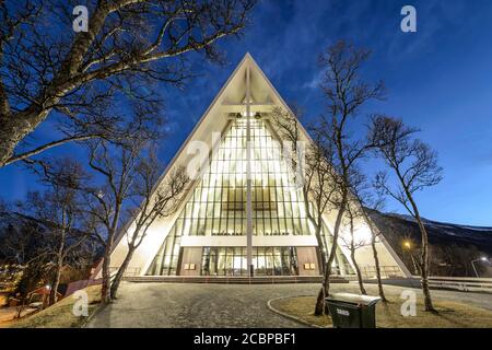 Chiesa di Tromsdalen, Cattedrale del Mare Artico, Ishavskatralen, al tramonto, notte polare, Tromsoe, Troms, Norvegia Foto Stock