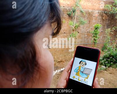 DISTRETTO KATNI, INDIA - 27 APRILE 2020: Una ragazza indiana ha mostrato l'app Elala sullo schermo dello smartphone, per il concetto di consapevolezza di apprendimento e-commerce. Foto Stock