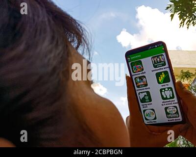 DISTRETTO KATNI, INDIA - 27 APRILE 2020: Una ragazza indiana ha mostrato l'app Gram panchayat sullo schermo del telefono intelligente, per la politica di governo apprendimento consapevolezza co Foto Stock