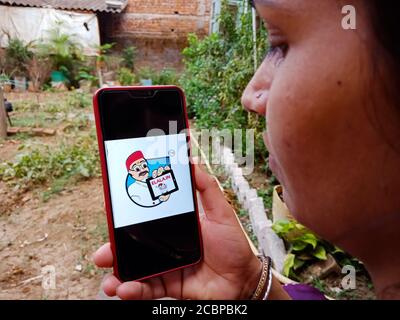 DISTRETTO KATNI, INDIA - 27 APRILE 2020: Una signora indiana ha visualizzato il logo dell'app e-lala sullo schermo dello smartphone, per il concetto di consapevolezza dell'apprendimento dell'e-commerce. Foto Stock