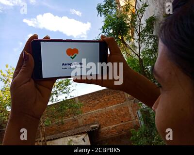 DISTRETTO KATNI, INDIA - 27 APRILE 2020: Una ragazza indiana ha mostrato l'app Aarogya Setu sullo schermo dello smartphone, per il concetto di consapevolezza di test del virus corona. Foto Stock
