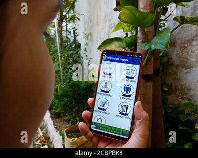 DISTRETTO KATNI, INDIA - 27 APRILE 2020: Una ragazza indiana che guarda l'app Gram Panchayat sullo schermo del telefono intelligente, per la politica di governo di apprendimento consapevolezza con Foto Stock