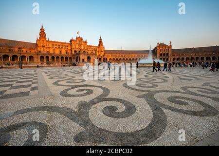 Pavimento pavimentato artisticamente, Plaza de Espana alla luce della sera, Siviglia, Andalusia, Spagna Foto Stock