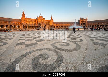 Pavimento pavimentato artisticamente, Plaza de Espana alla luce della sera, Siviglia, Andalusia, Spagna Foto Stock