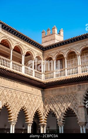Patio de las Doncellas, Corte delle Vergini, cortile interno rinascimentale italiano con arabeschi in stucco in stile Mudejares, Palazzo reale di Siviglia Foto Stock