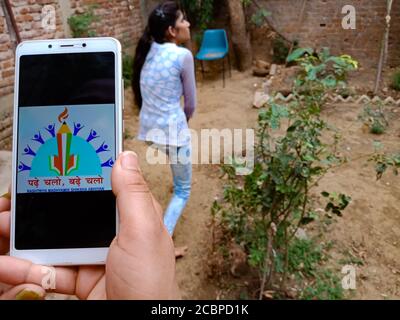 DISTRETTO KATNI, INDIA - 28 MAGGIO 2020: Logo Padhe chalo badhe chalo, regime del governo indiano per la gente del paese presentato sullo schermo mobile da asian la Foto Stock