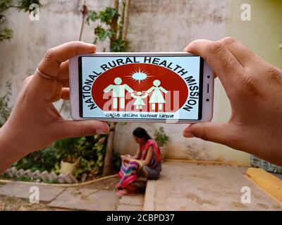 DISTRETTO KATNI, INDIA - 28 MAGGIO 2020: Missione nazionale di salute rurale, regime di governo indiano per la gente di paese presentato su schermo mobile da asian l Foto Stock